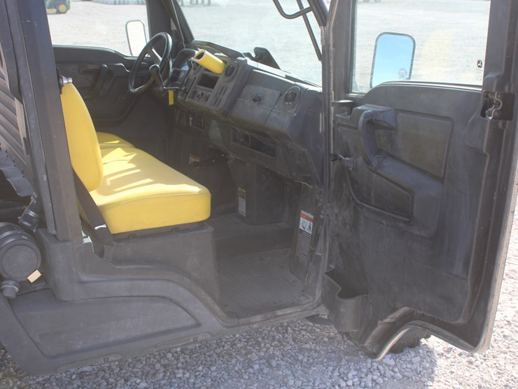 2019-john-deere-gator-image-38