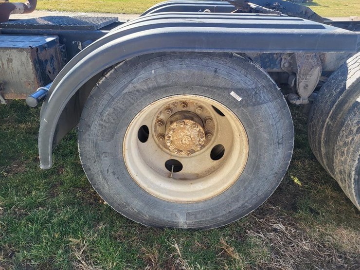 1995-ford-l9000-tandem-axle-day-cab-semi-image-22