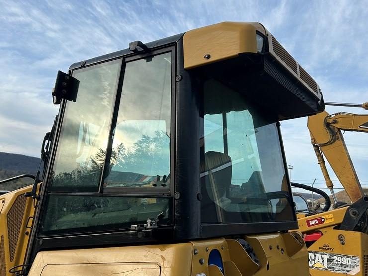 2023-caterpillar-d1-image-40