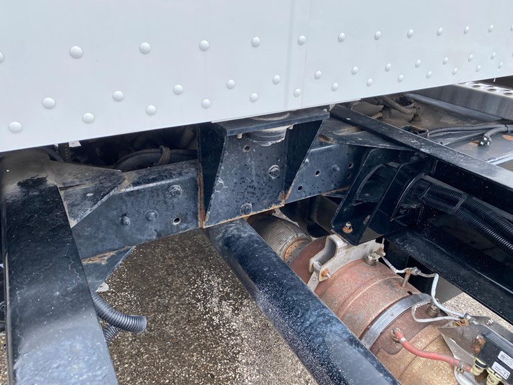 2016-peterbilt-325-image-24