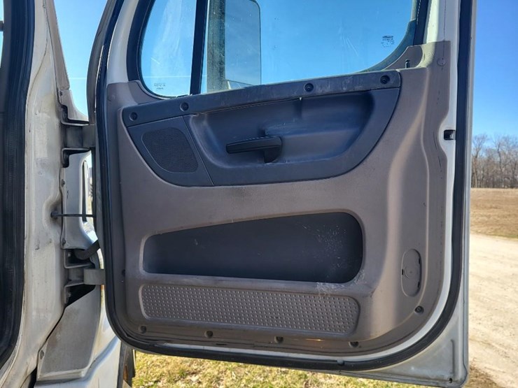 2013-freightliner-ca125dc-tandem-axle-day-cab-semi-image-59