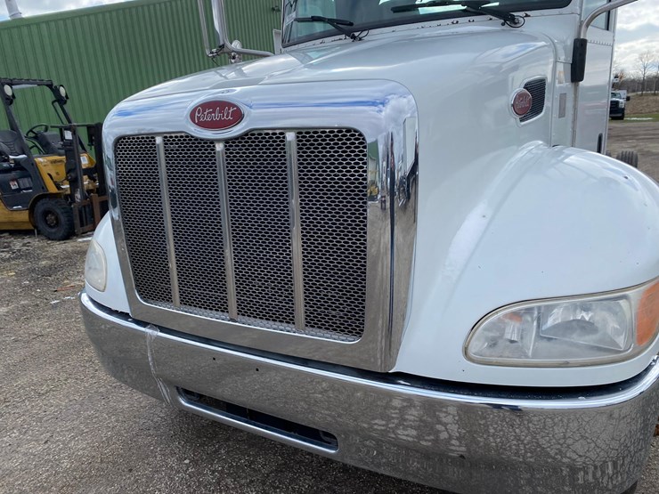 2016-peterbilt-325-image-13