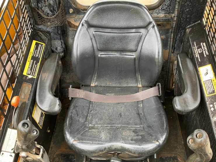 2003-deere-ct332-image-10