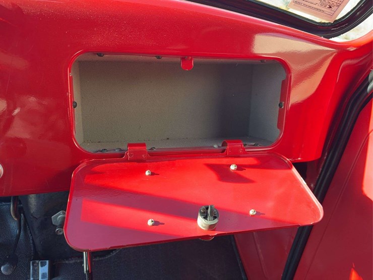 1937-international-d2-panel-truck-image-23