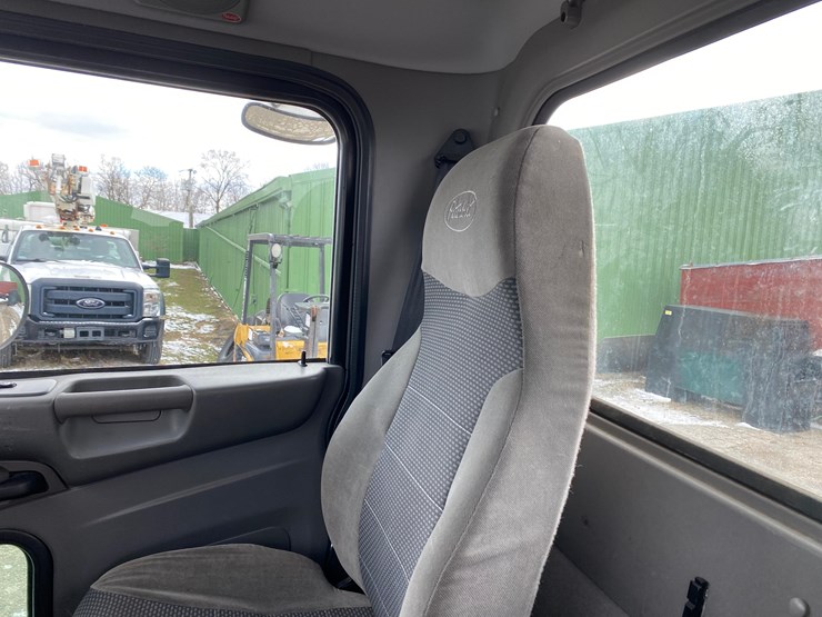 2016-peterbilt-325-image-57