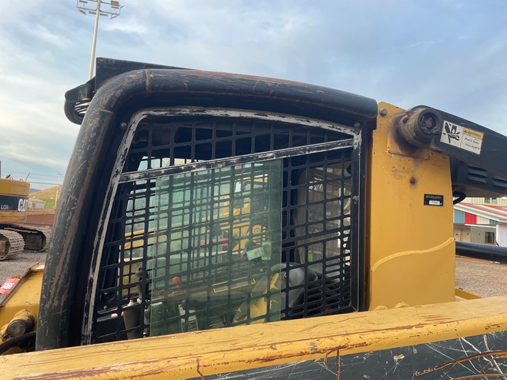 2006-deere-325-image-31