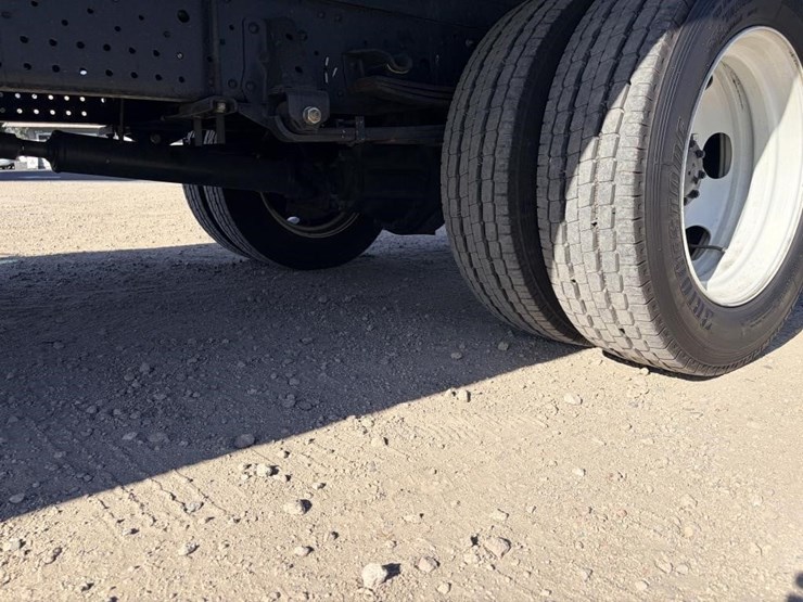 2023-isuzu-nrr-image-8