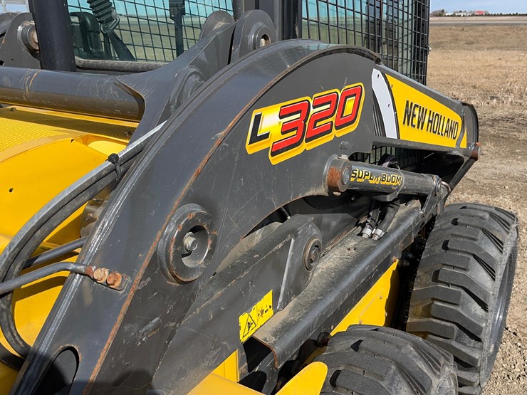 new-holland-l320-image-17