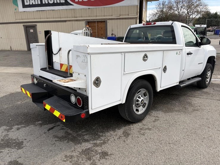 2011-chevrolet-2500-image-3