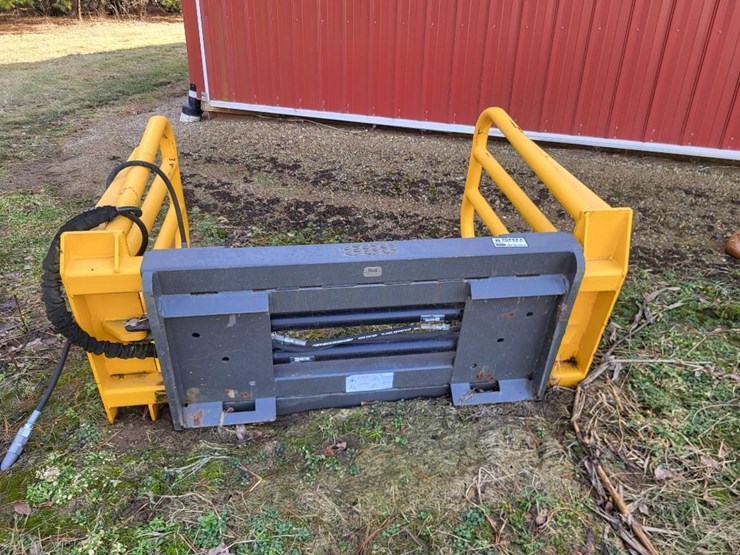 mast-bale-squeeze-w/skid-loader-mount---like-new-image-4