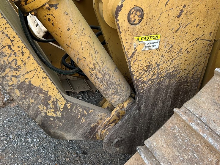 2015-caterpillar-d6t-lgp-image-57