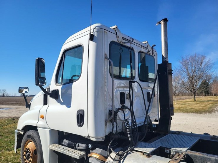 2013-freightliner-ca125dc-tandem-axle-day-cab-semi-image-16