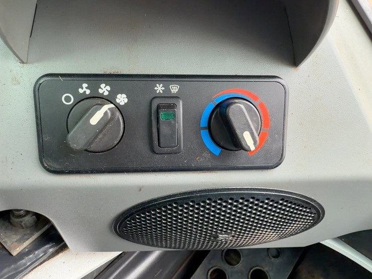 2020-bobcat-t740-image-20