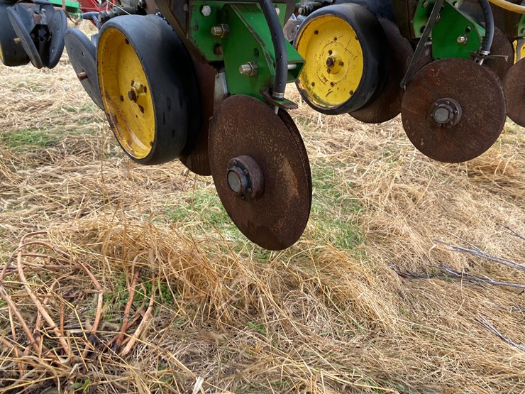 kinze-24-row-planter-image-41