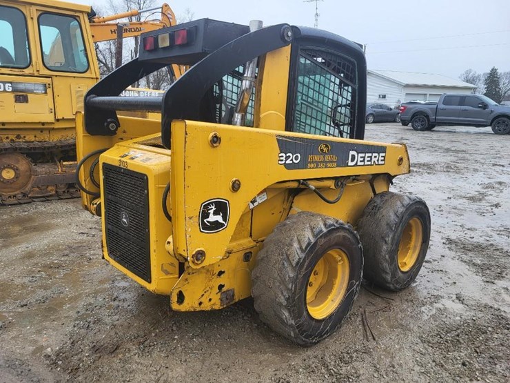 deere-320-image-5