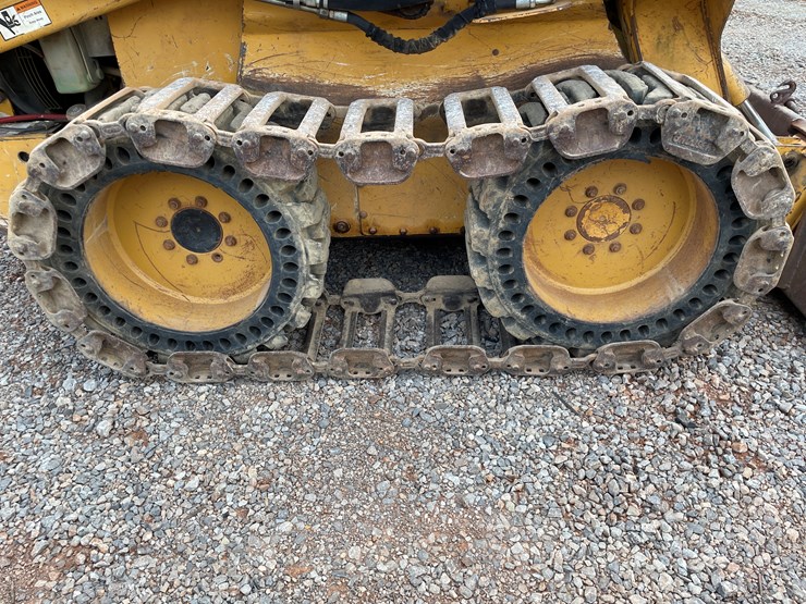 2006-deere-325-image-43