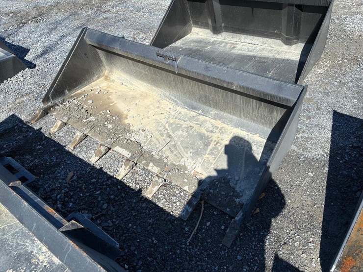 wildcat-80"-skid-steer-tooth-bucket-image-2