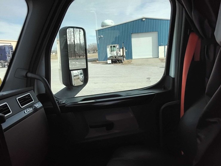 2019-freightliner-cascadia-126-image-9