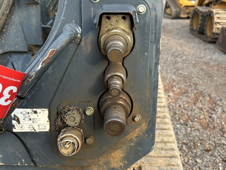 2011-deere-333g-image-18