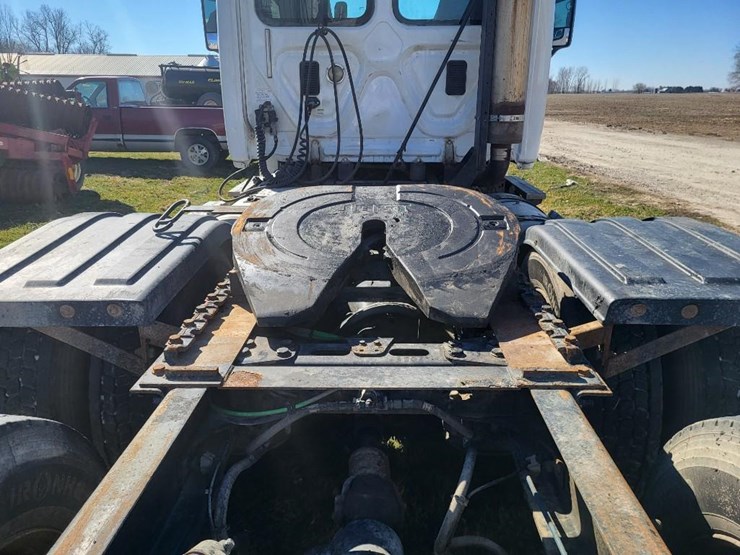 2013-freightliner-ca125dc-tandem-axle-day-cab-semi-image-26