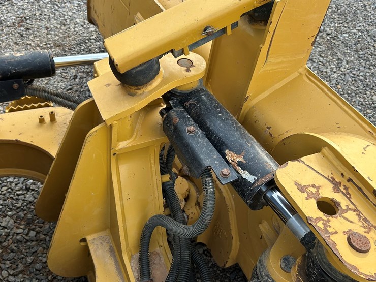 2023-caterpillar-d1-image-25