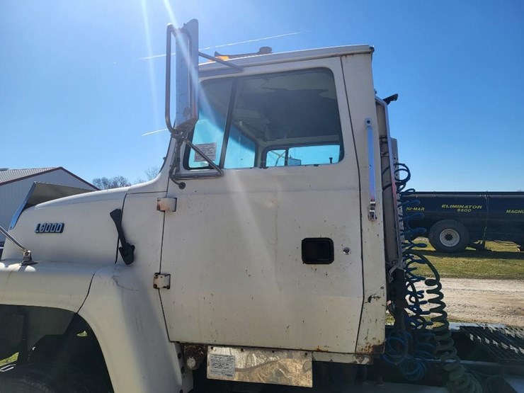 1995-ford-l9000-tandem-axle-day-cab-semi-image-16