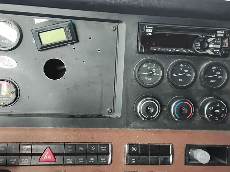 2018-freightliner-cascadia-126-image-16