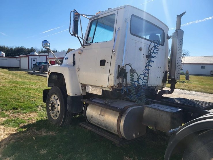 1995-ford-l9000-tandem-axle-day-cab-semi-image-7