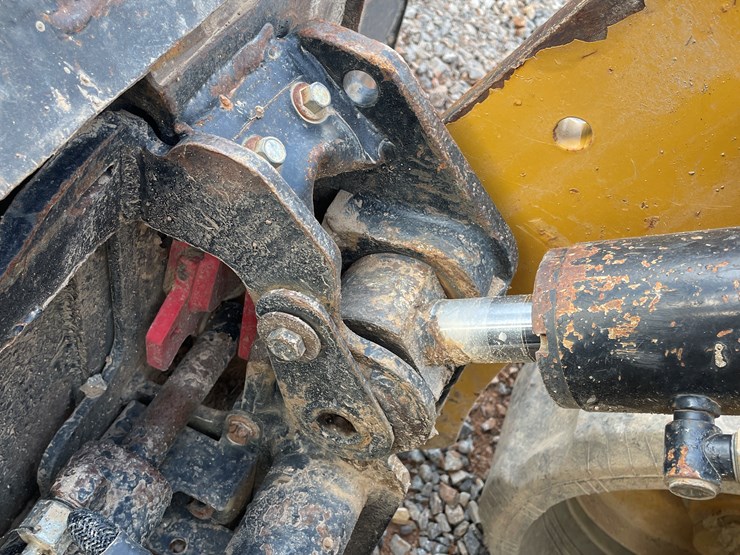 2017-caterpillar-259d-image-16