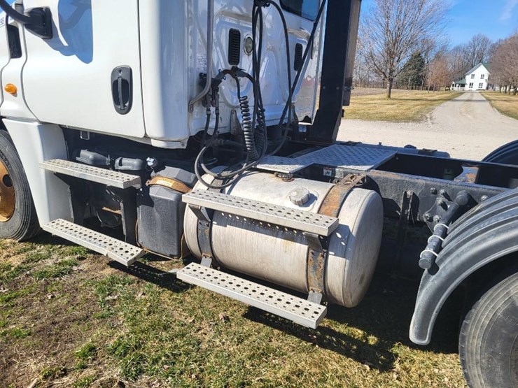 2013-freightliner-ca125dc-tandem-axle-day-cab-semi-image-17