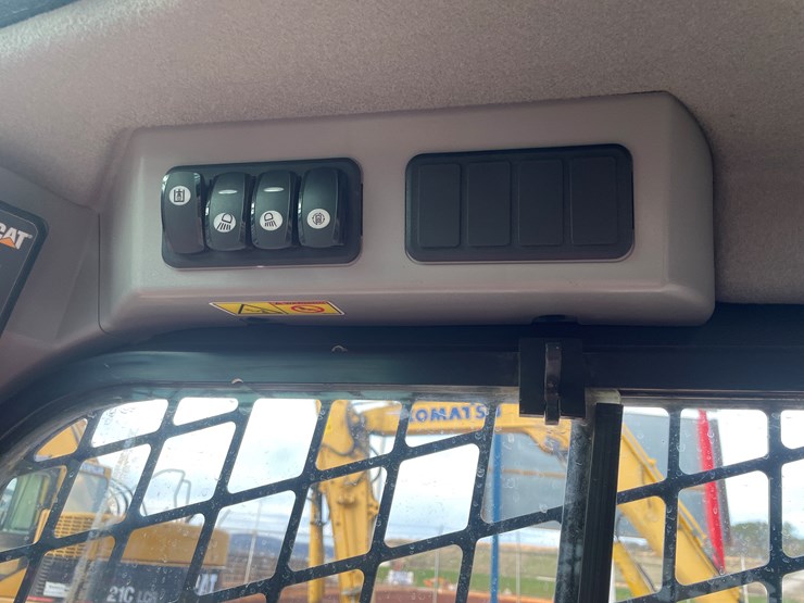 2017-caterpillar-259d-image-49