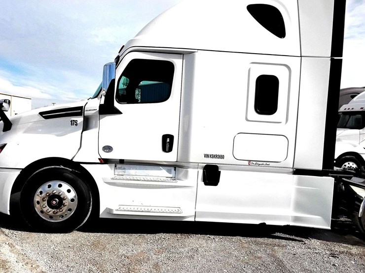 2019-freightliner-cascadia-126-image-1