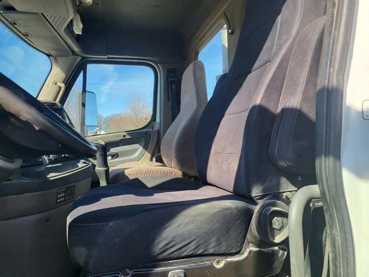 2013-freightliner-ca125dc-tandem-axle-day-cab-semi-image-50