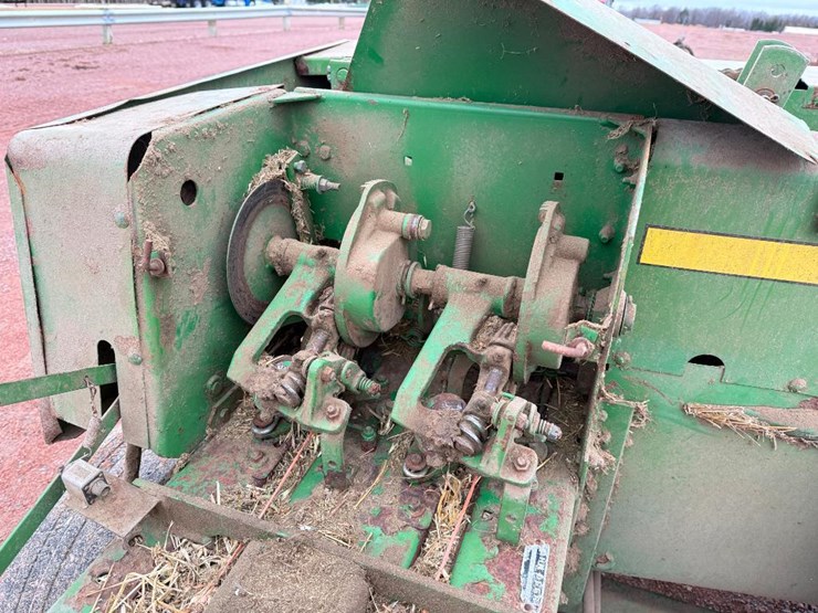 john-deere-336-image-17