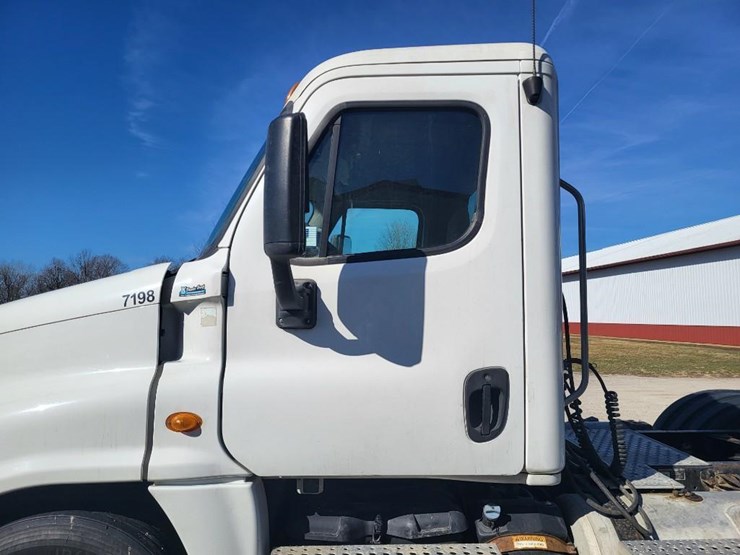 2013-freightliner-ca125dc-tandem-axle-day-cab-semi-image-14