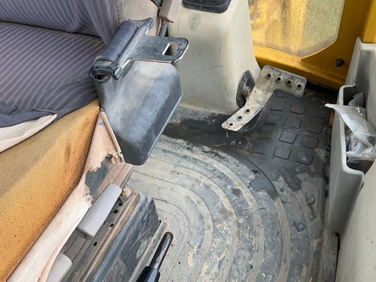 #360-•-2000-komatsu-4x4-utility-backhoe-image-39