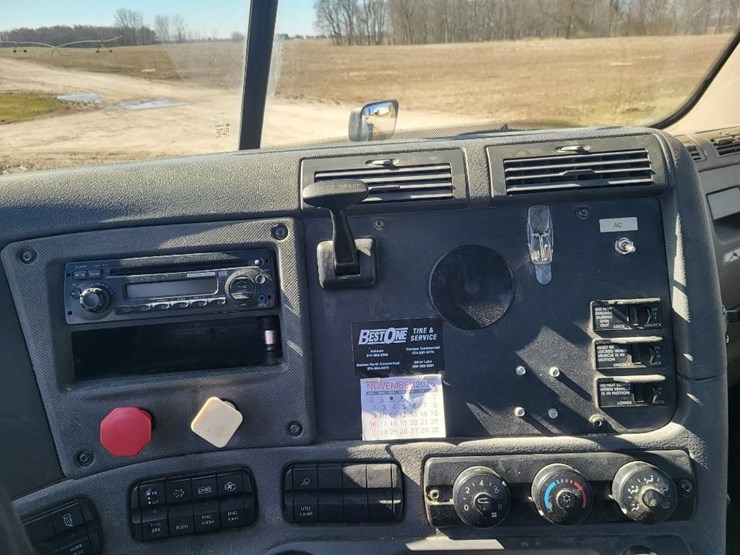 2013-freightliner-ca125dc-tandem-axle-day-cab-semi-image-58