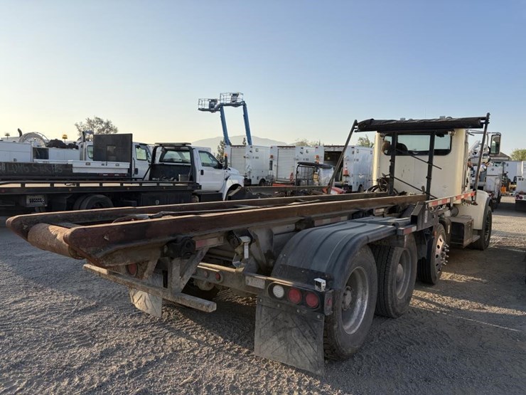 2015-peterbilt-365-image-3