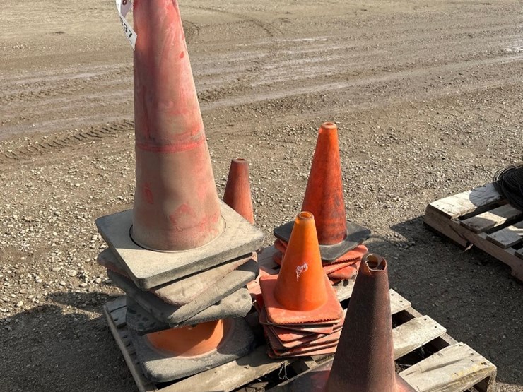 1837---pallet-of-traffic-cones-image-1