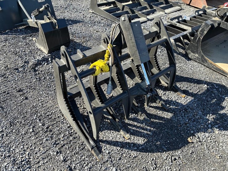 wildcat-48"-skid-steer-root-rake-grapple-image-1