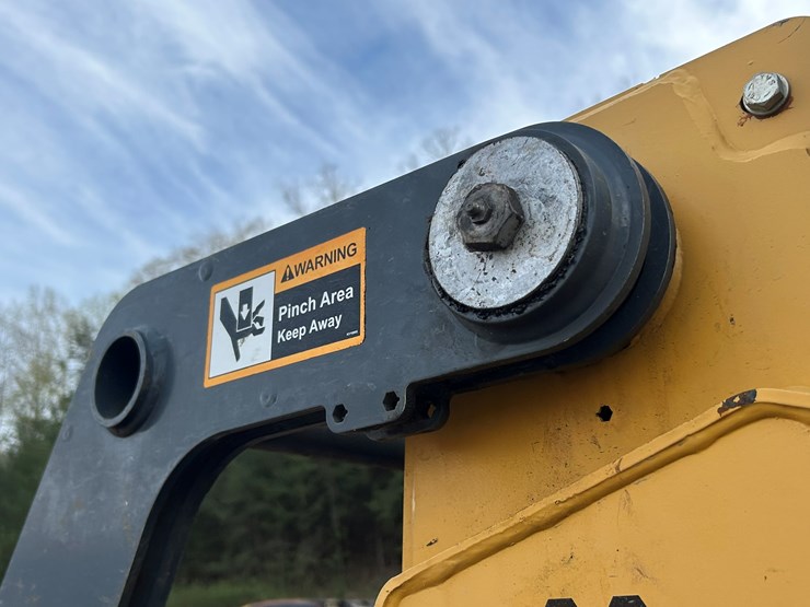 2011-deere-333g-image-25