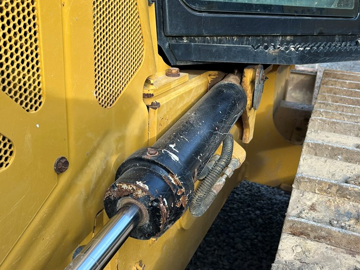 2023-caterpillar-d1-image-16