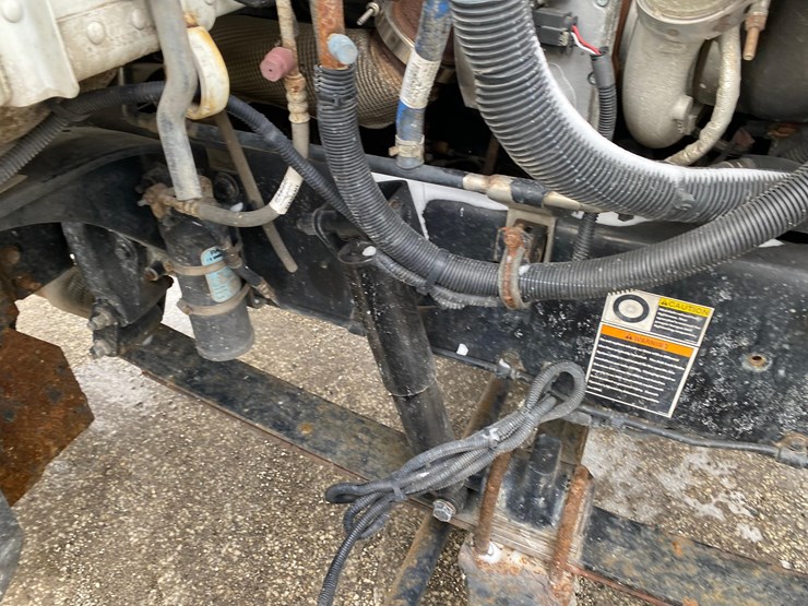 2016-peterbilt-325-image-47