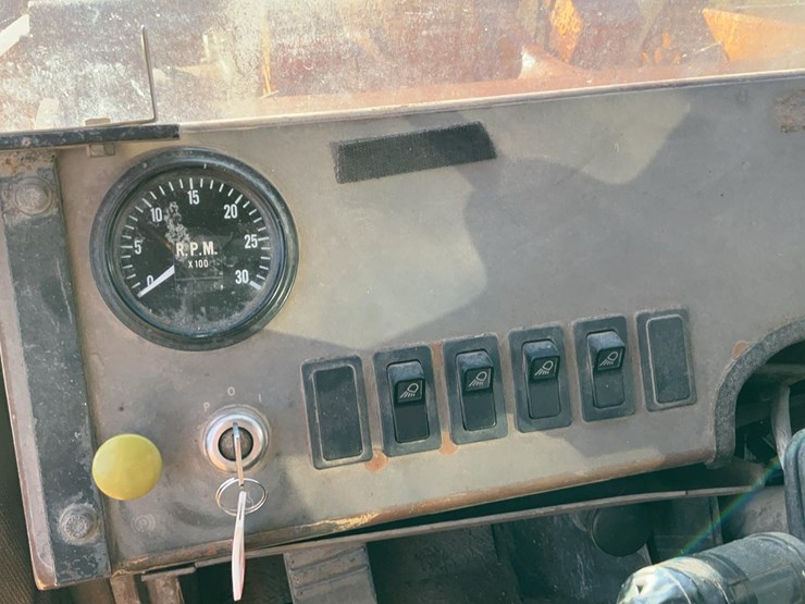 #300-•-2004-dressta-555b-wheel-loader-image-19