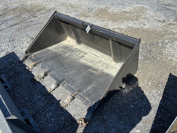 wildcat-68"-high-capacity-skid-steer-tooth-bucket-image-2