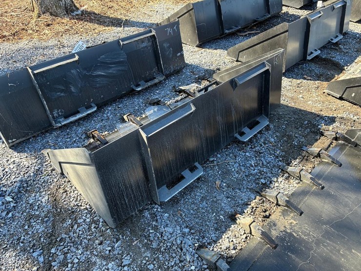 wildcat-68"-skid-steer-tooth-bucket-image-3