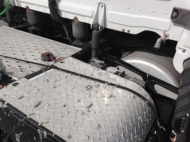 2019-freightliner-cascadia-126-image-13