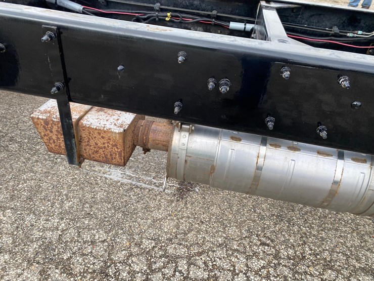 2016-peterbilt-325-image-31