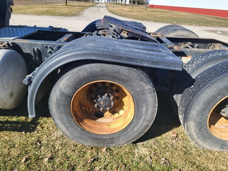 2013-freightliner-ca125dc-tandem-axle-day-cab-semi-image-19