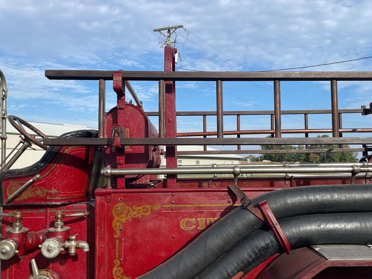 1917-american-la-france-firetruck-image-18